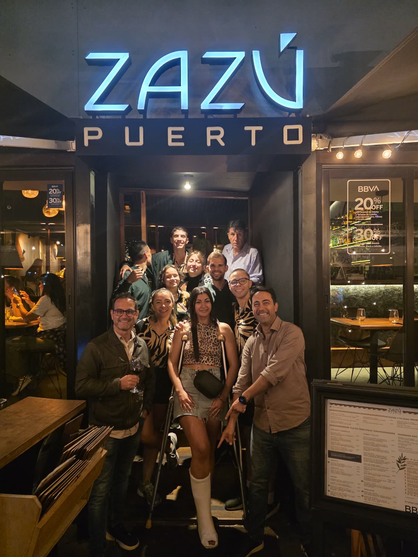 Equipo de Zazú Puerto en la puerta del restaurante