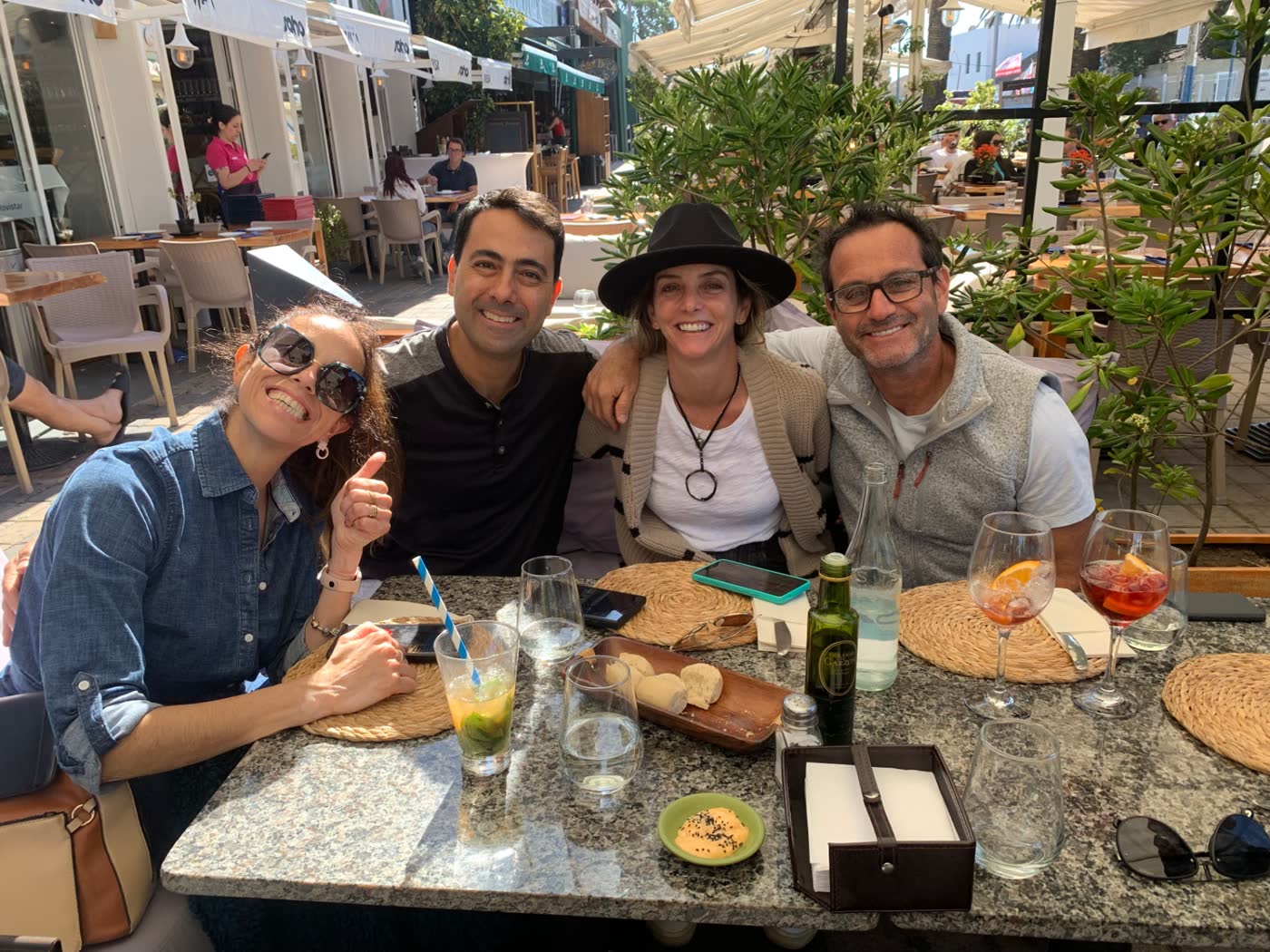 Clientes disfrutando en la terraza de Zazú Puerto